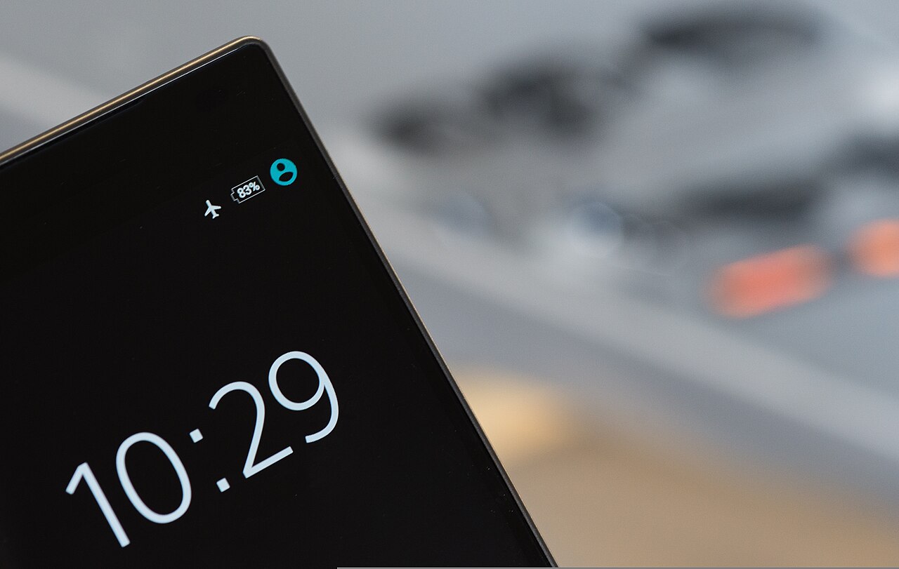 A smartphone screen showing the time and status icons