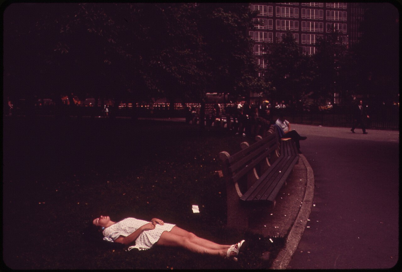 A person taking a lunch-hour nap in a park, illustrating how long an effective nap should last
