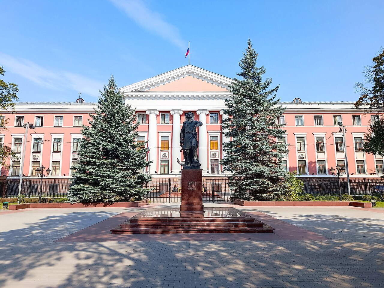 The Baltic Fleet headquarters building in Kaliningrad, with the Russian flag flying above it and a statue of Peter the Great in front.