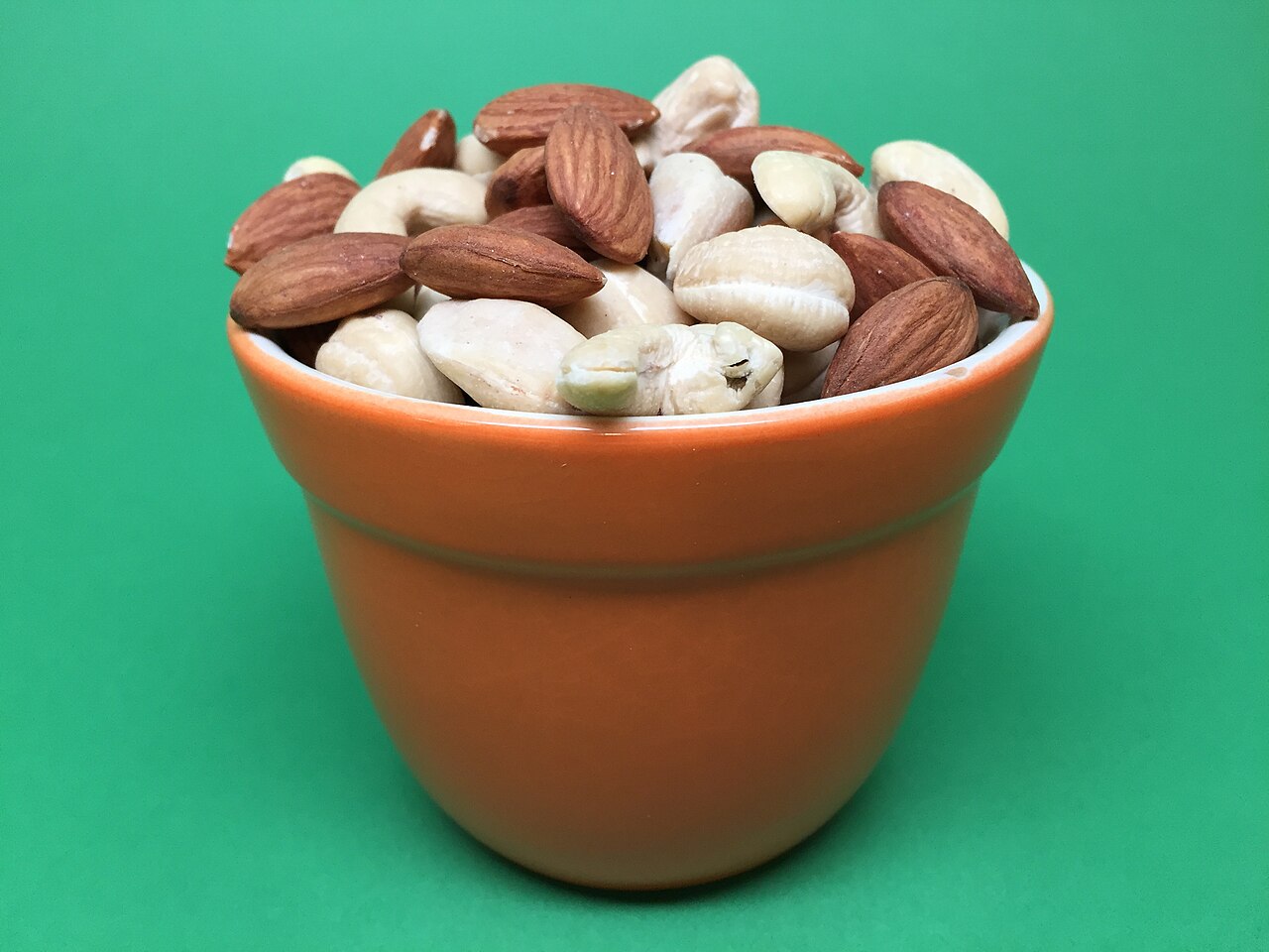 A bowl of almonds and cashew nuts, foods that contain magnesium